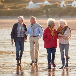 groupe de seniors sur la plage pour le réveillon