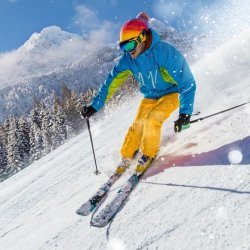 skieur en descente sur la neige