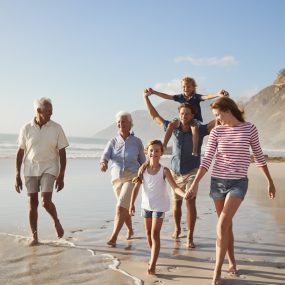 famille en vacance à la mer sur la plage en été