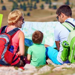 famille en randonnée à la montagne