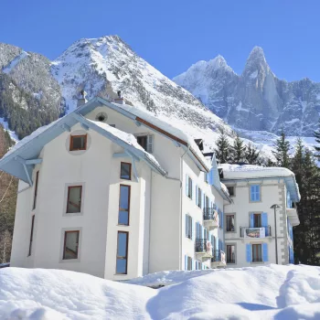 neige au village club chamonix en hiver